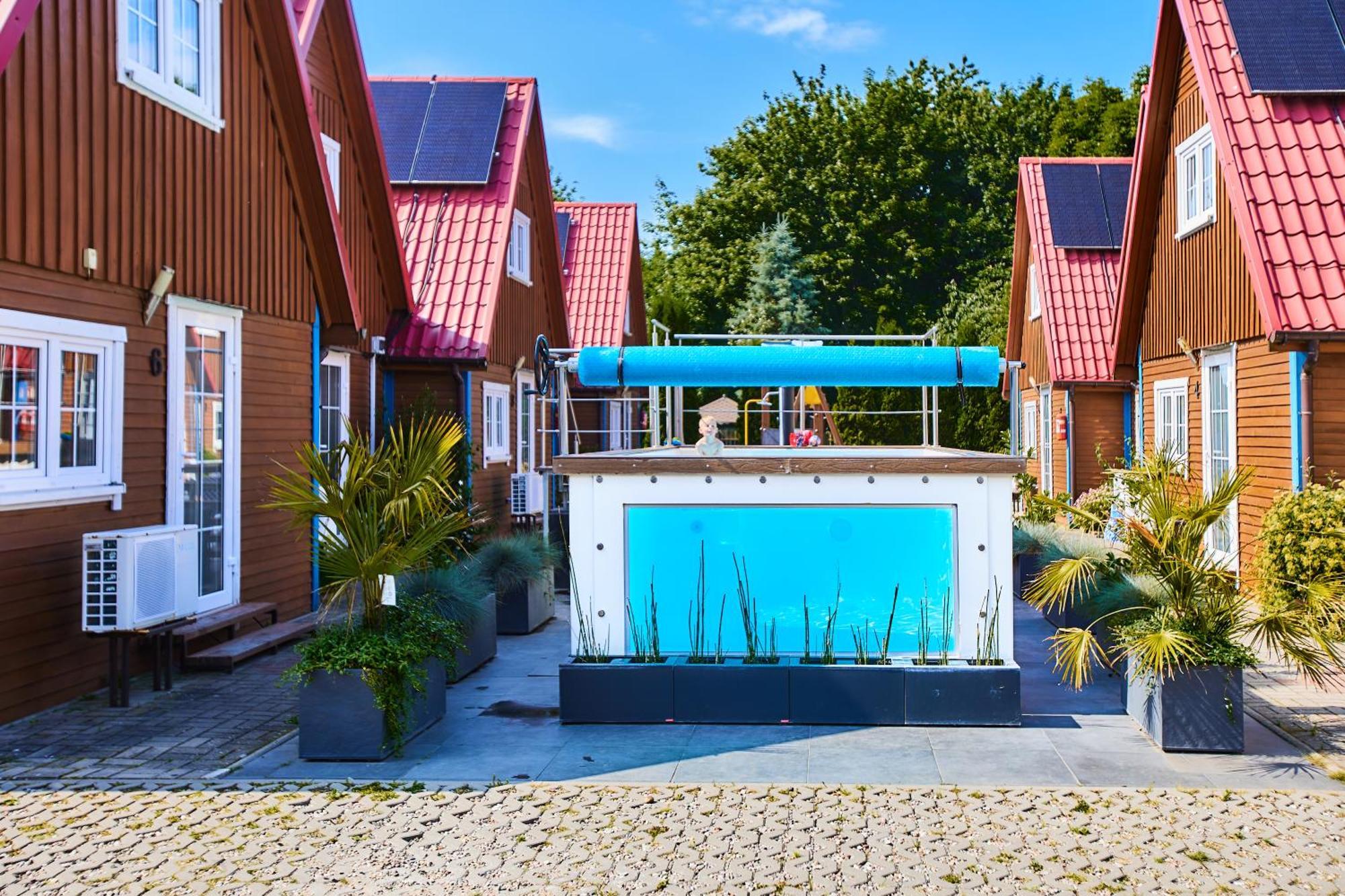 Kompleks Wypoczynkowy Pomerania Z Podgrzewanym Basenem 30 Metrow Do Morza Rewal Exterior photo